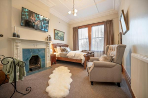 The Fern & Thistle Luxury Accommodation- Drinks, Hotpool, Sauna